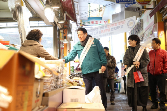 최대호 안양시장이 명절을 맞아 호계시장 등 관내 전통시장을 찾아 민생을 살폈다./사진제공=안양시